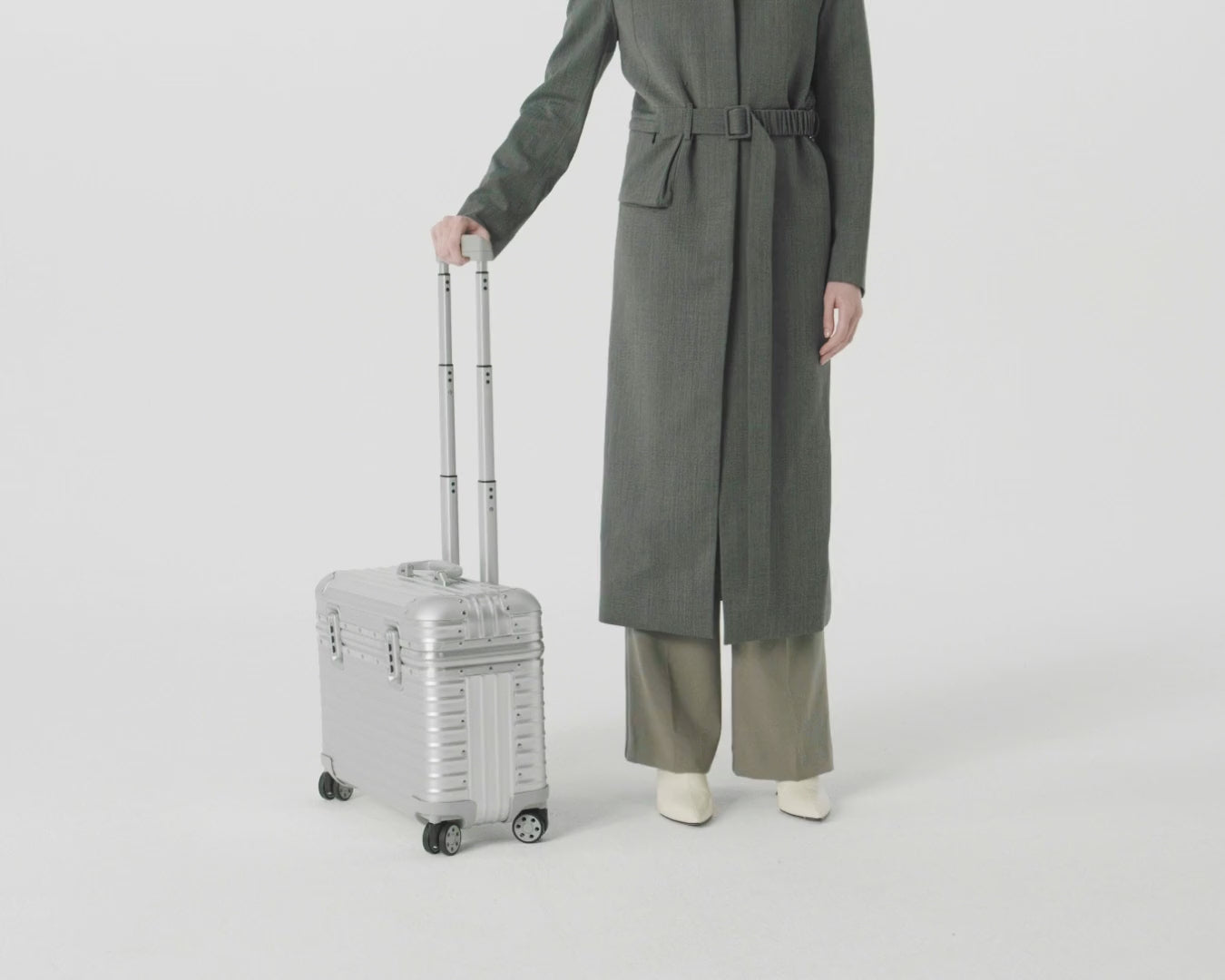 Scratch-resistant Atlas aluminium suitcase for long-lasting use